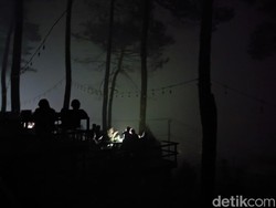 Jauh-jauh ke Kuningan, Wisatawan Bekasi Kebagian Ngopi dalam Gelap