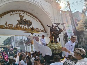 Paksi Naga Liman Ikut Meriahkan Festival Kepatihan Cirebon