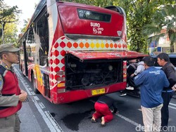 Ini Penyebab Suroboyo Bus Keluarkan Asap Pekat di Raya Darmo
