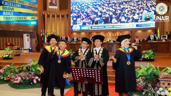 Momen Spesial Anang-Ashanty, Diwisuda Sekaligus Hibur Wisudawan Unair