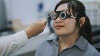 Awas! Kebiasaan Ini Tingkatkan Risiko 'Mata Tua', Dokter Ungkap Cara Mencegahnya
