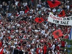 Warga Albania Demo Tolak Pembangunan Resor Terkait Keluarga Trump