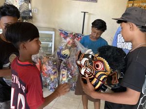 Melihat Anak-anak di Klungkung Berburu Tapel Barong untuk Ngelawang