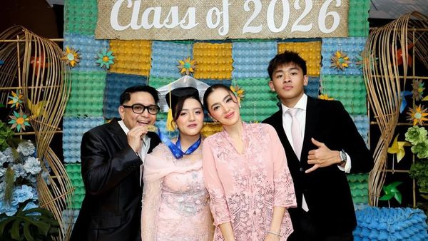 Kompak! Angel Karamoy dan Steven Rumangkang Dampingi Lovely Lulus SMA