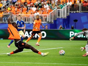 Belanda Ungguli Swedia 2-0 di Babak I