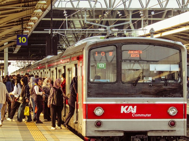 Kenaikan biaya transportasi menjadi tanda biaya hidup tidak terkendali yang signifikan bagi banyak orang. Lonjakan harga bahan bakar dan tarif transportasi tidak hanya membebani perjalanan harian, tapi juga memicu kenaikan harga barang dan jasa.
