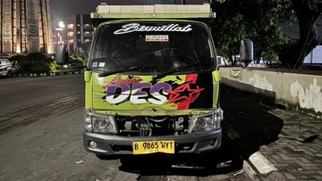 Brimob Polda Metro Amankan Sopir Truk Kecelakaan di Pamulang, 3 Orang Terluka