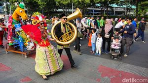 Budaya Betawi Pukau Warga, Parade Ondel-Ondel Jadi Magnet CFD Jakarta