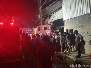 Warga Ramai-ramai Live TikTok di Sekitar Pabrik Mainan yang Terbakar di Medan