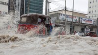 Hujan Deras Rendam Mogadishu, Kendaraan Terobos Genangan di KM4