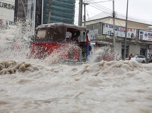 Hujan Deras Rendam Mogadishu, Kendaraan Terobos Genangan di KM4