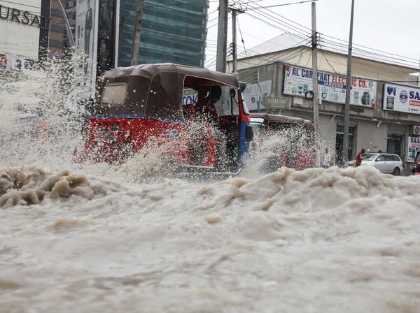 Hujan Deras Rendam Mogadishu, Kendaraan Terobos Genangan di KM4