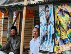 Demi Nobar, Warga Kampung Nelayan Gila Bola Pamekasan Rela Tak Melaut