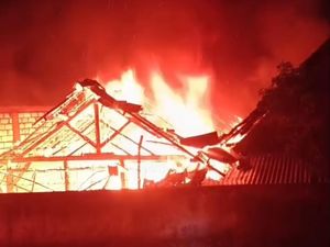 Rumah Lansia Bojonegoro Kebakaran gegara Bakar Sandal Saat Pemadaman
