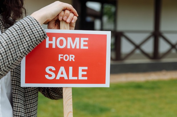 Lonjakan harga properti yang tidak sejalan dengan pendapatan masyarakat menjadi tanda biaya hidup semakin tidak terkendali. Akibatnya, banyak orang terpaksa menunda impian memiliki hunian layak.