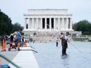 Trump Berang Kolam Refleksi Monumen Lincoln Jadi Objek Vandalisme