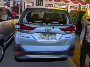 Mobil Driver Online Hancur Diamuk Massa Usai Tabrak Lari di Bandung