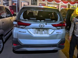 Mobil Driver Online Hancur Diamuk Massa Usai Tabrak Lari di Bandung