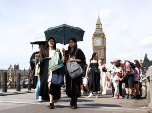 London Dihantam Cuaca Panas, Warga Beraktivitas di Tengah Terik Matahari
