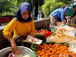 Wisata Sekaligus Nostalgia dengan Makanan Jadul di Teras Cikapundung
