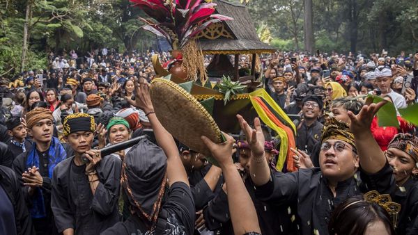 Masyarakat Adat Gelar Ngertakeun Bumi Lamba di Gunung Tangkuban Parahu