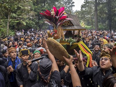 Masyarakat Adat Gelar Ngertakeun Bumi Lamba di Gunung Tangkuban Parahu