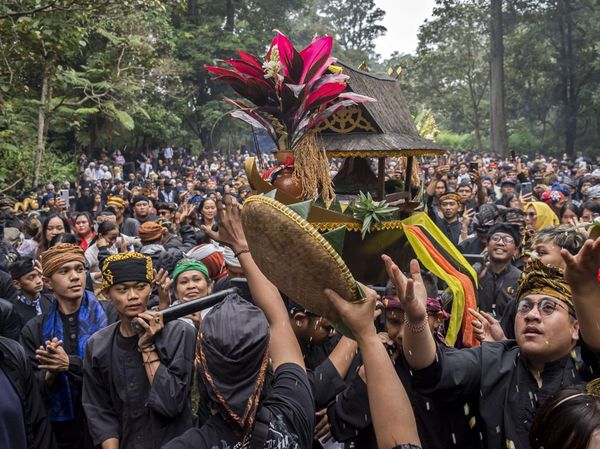 Masyarakat Adat Gelar Ngertakeun Bumi Lamba di Gunung Tangkuban Parahu