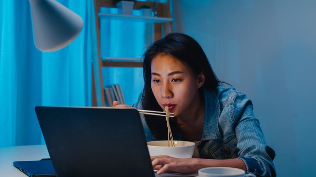 Meningkatnya orang yang memiliki side hustle adalah tanda biaya hidup tidak terkendali yang kian umum terjadi karena penghasilan utama sering kali tidak cukup untuk menutupi kebutuhan sehari-hari.