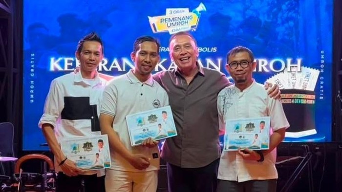 Mantan Ketua Umum PSSI, Mochamad Iriawan, memenuhi nazarnya usai Persib Bandung juara Super League. Dia memberangkatkan tiga Bobotoh untuk ibadah umroh.