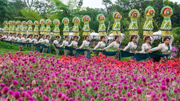 Parade Seni Budaya Warnai Taman Bunga The Blooms Tabanan