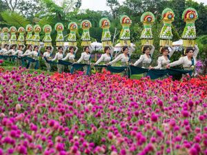 Parade Seni Budaya Warnai Taman Bunga The Blooms Tabanan