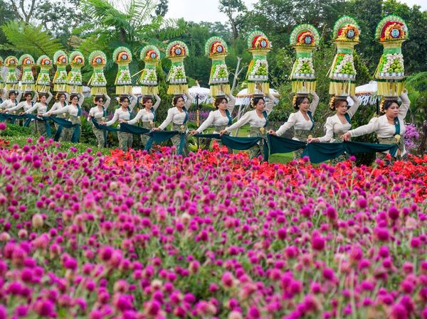 Parade Seni Budaya Warnai Taman Bunga The Blooms Tabanan