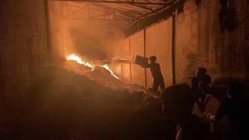 Pabrik Mainan di Medan Terbakar