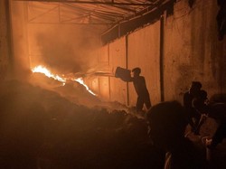 Video Kebakaran Hebat Pabrik Mainan di Medan, 11 KK Terdampak