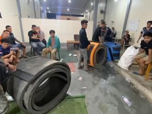 Penampakan Arena Judi Sabung Ayam Dalam Rumah Pengacara di Makassar