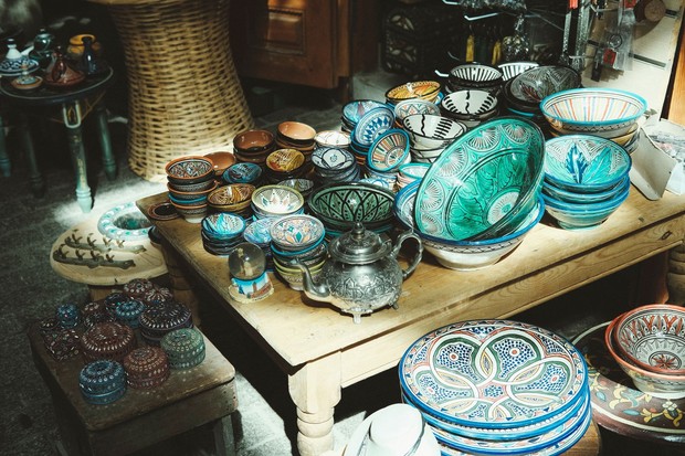 Peralatan makan keramik antik, barang secondhand yang mengandung timbal/Foto: Pexels.com/MAG Photography Peralatan makan keramik antik termasuk barang secondhand yang berisiko karena bisa mengandung timbal pada glasur yang berbahaya bagi kesehatan.