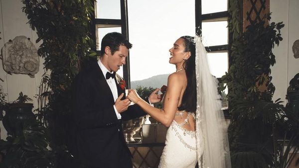 Potret Dramatis Dua Lipa Berbalut Gaun Pengantin Chanel saat Menikah di Italia