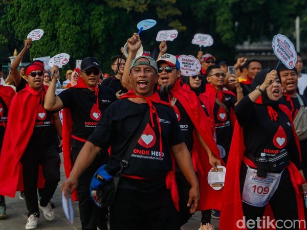 Peserta Ikuti Puncak Hari Donor Darah Sedunia di Monas