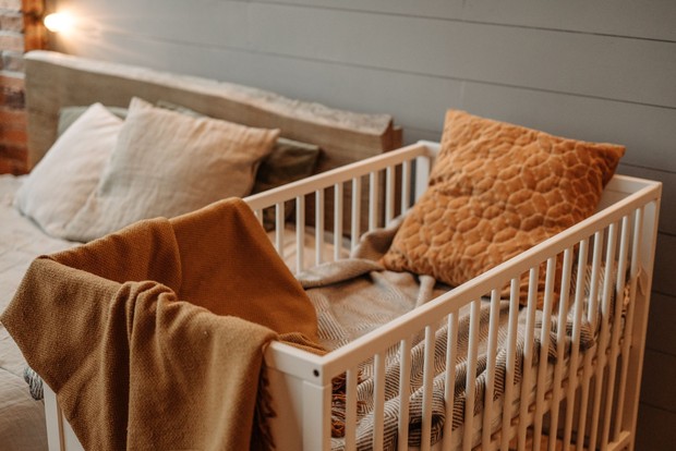 Ranjang bayi, barang secondhand yang tidak lagi sesuai standar keselamatan/Foto: Pexels.com/Pavel Danilyuk Ranjang bayi bekas termasuk barang secondhand yang berisiko karena standar keamanan berubah dan bagian tertentu bisa sudah tidak stabil.