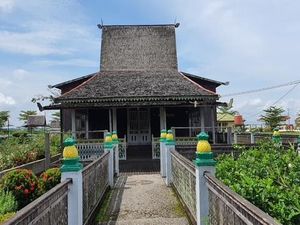 Kemegahan dan Filosofi Arsitektur Rumah Bubungan Tinggi Banjar