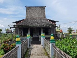 Kemegahan dan Filosofi Arsitektur Rumah Bubungan Tinggi Banjar