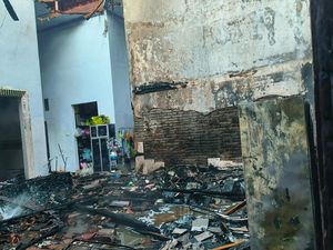 Kebakaran melanda rumah di Banyuwangi akibat korsleting baterai motor listrik. Kerugian mencapai Rp 400 juta, namun tidak ada korban jiwa.