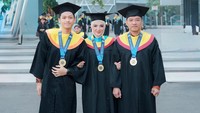 Gaya Kompak Anang, Ashanty dan Azriel Lulus Hingga Wisuda Bersama di Unair