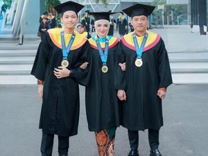 Gaya Kompak Anang, Ashanty dan Azriel Lulus Hingga Wisuda Bersama di Unair
