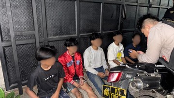 Brimob Polda Metro Bubarkan Kelompok Pemuda Bawa Sajam Hendak Tawuran di Jaktim