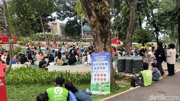 Libur Sekolah, Driver Ojol Bawa Anak Main ke Taman Bendera Pusaka