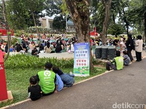 Libur Sekolah, Driver Ojol Bawa Anak Main ke Taman Bendera Pusaka