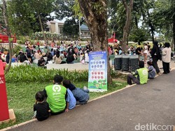 Libur Sekolah, Driver Ojol Bawa Anak Main ke Taman Bendera Pusaka