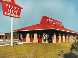 Bukan Topi, Logo Pizza Hut Ternyata Terinspirasi dari Atap Bangunan Ini