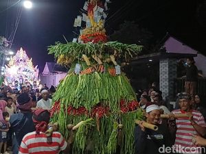 Warga Probolinggo Berebut Gunungan di Buk-Buk Bumeh Bulen Sorah